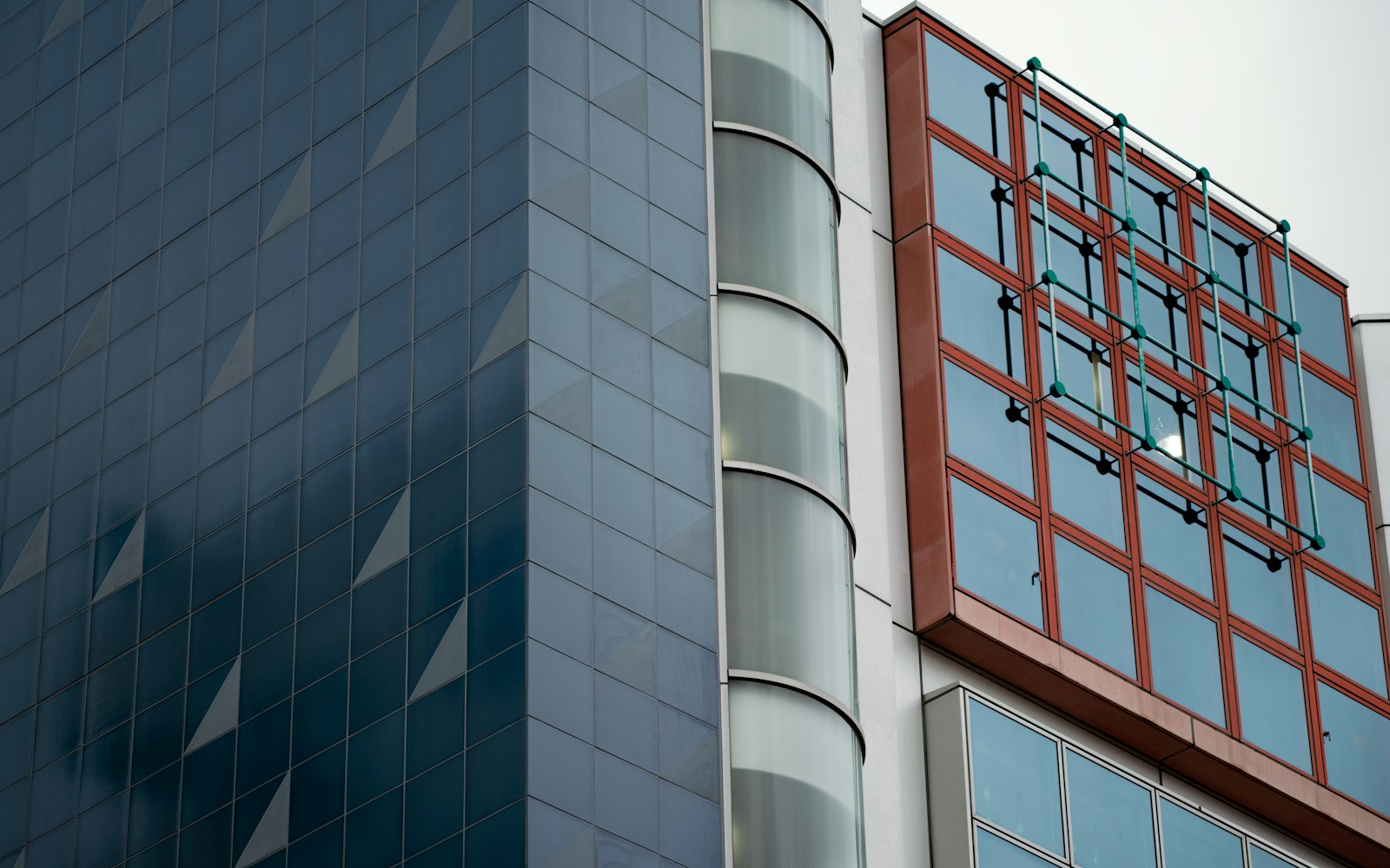 Glass facade with repeating geometry